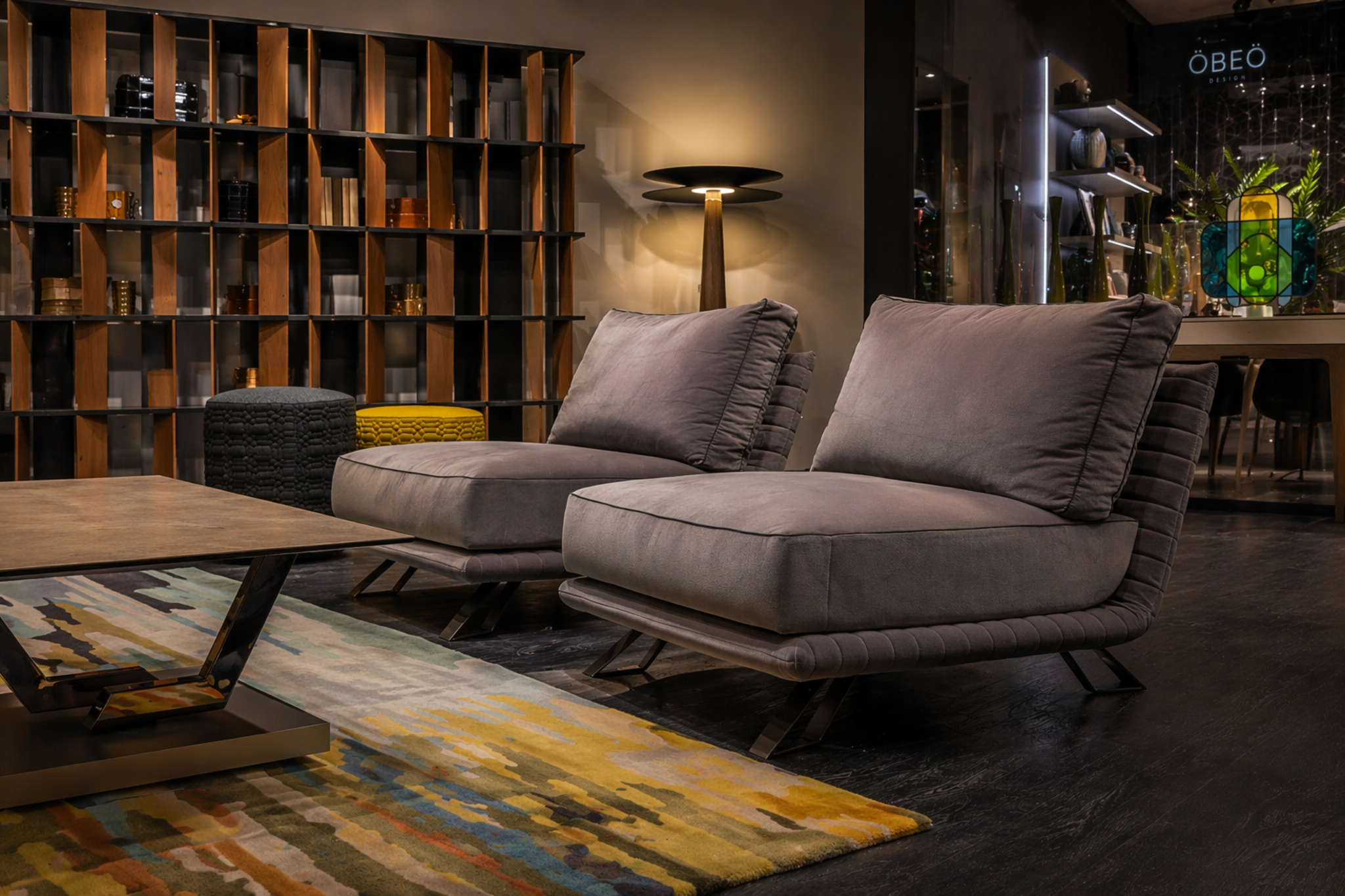 ÖBEÖ Lounge Chairs im Showroom